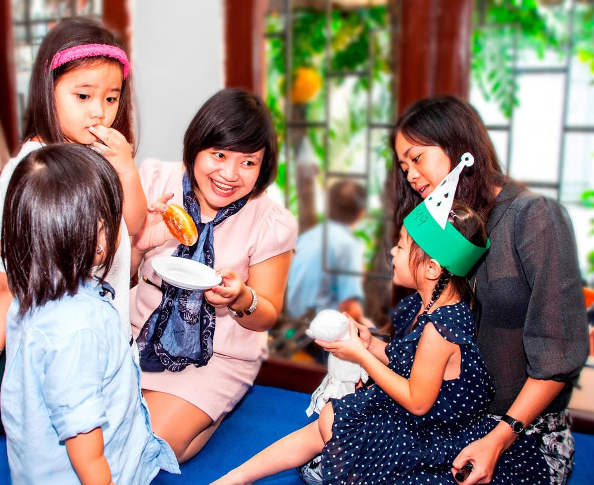 Giao lưu, chia sẻ với các phụ huynh về phương pháp đọc, kể chuyện tương tác cho trẻ.