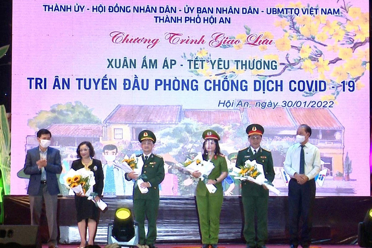 Đại diện các lực lượng tuyến đầu tham gia chương trình giao lưu được TP Hội An tri ân.