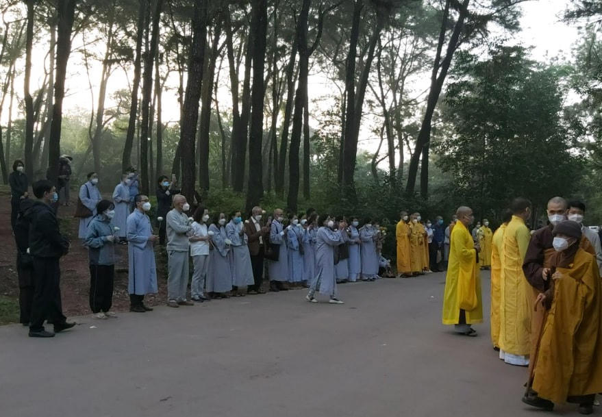 Ngay từ sáng sớm,  mọi người dân về dự lễ Phát Hành, phụng tống kim quan Thiền sư Thích Nhất Hạnh đều tuân thủ các quy định của Tổ đình Từ Hiếu, thực hiện nghi thức tâm tang theo di nguyện của thiền sư. Ảnh: Nguyễn Quốc.
