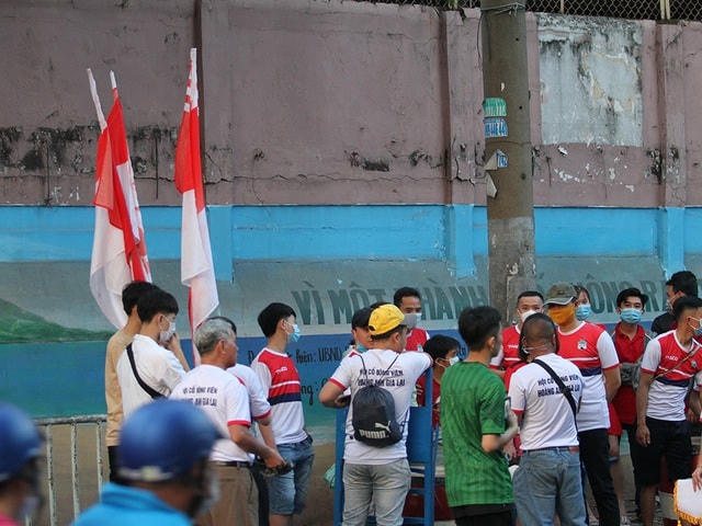 CĐV của đội khách HA Gia Lai cũng đến sân từ rất sớm.  