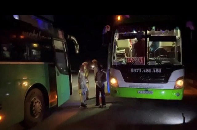 Công an tỉnh Kon Tum đang tiến hành xử lý xe khách biển số tỉnh Đắk Lắk có thiết kế 44 chỗ nhưng chở tới 92 người.