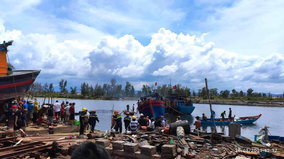 Lực lượng chức năng cứu hỏa vụ cháy tàu QNa 91324 TS bị cháy.