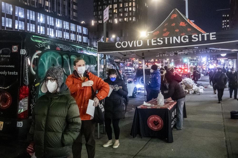 Người dân xếp hàng chờ để được kiểm tra Covid-19 ở Lower East Side của Manhattan, New York, Mỹ. Ảnh: AP