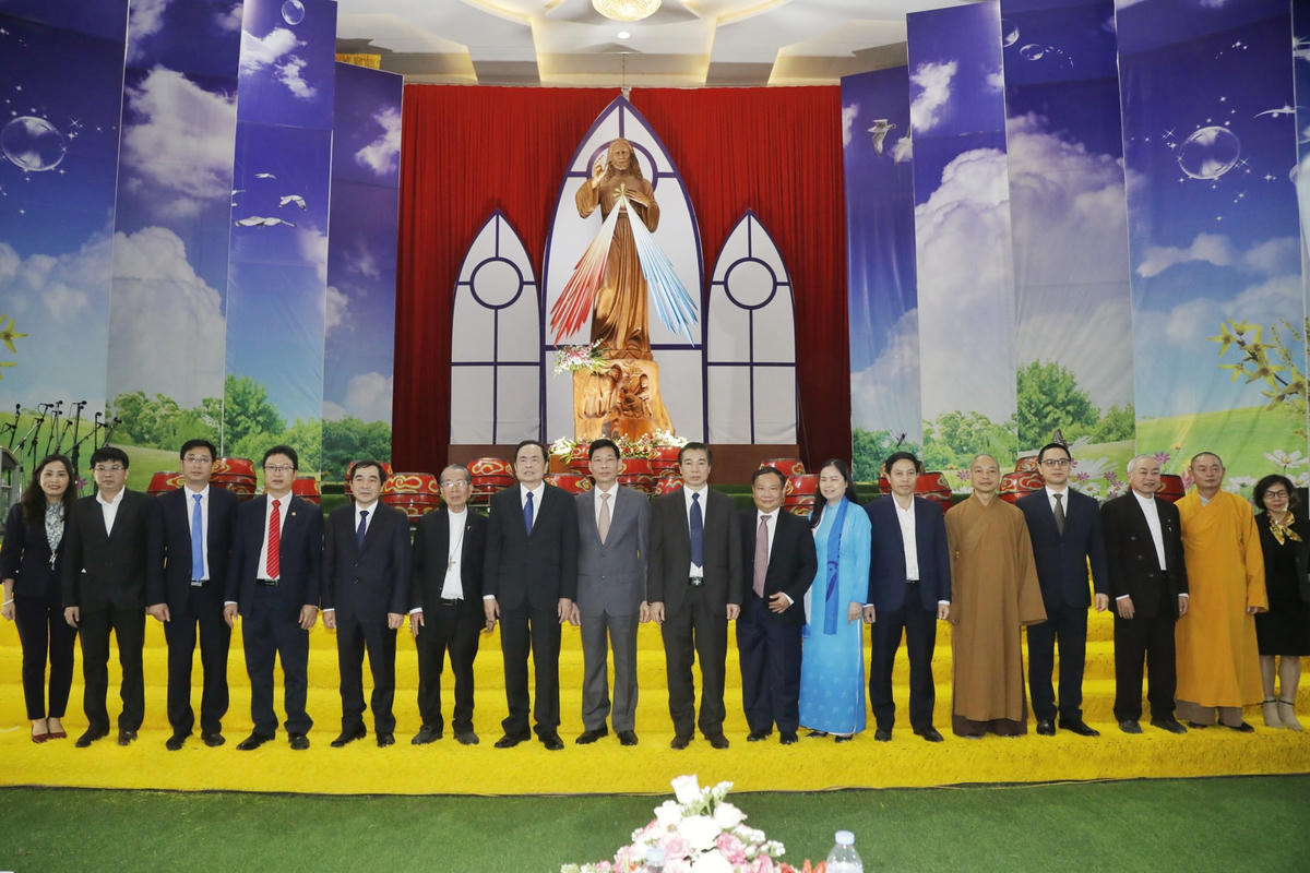 Chủ tịch Trần Thanh Mẫn cùng đoàn công tác thăm, chúc mừng Giám mục Phêrô Nguyễn Văn Đệ và các vị chức sắc, tu sĩ Tòa Giám mục Thái Bình (Thái Bình). Ảnh: Quang Vinh.