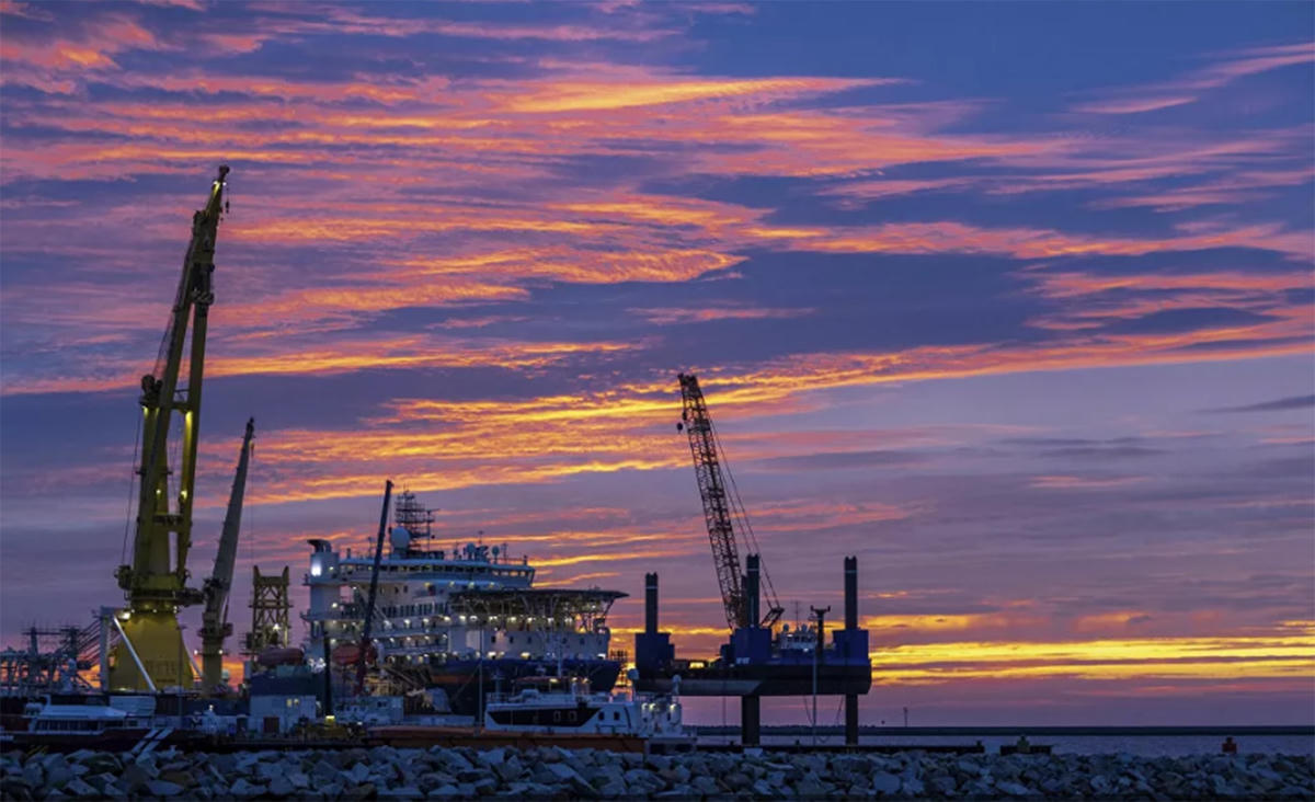 Tàu đặt ống của Nga "Akademik Tscherski" đang được triển khai để hoàn thành dự án Nord Stream 2 trên Biển Baltic, được neo đậu tại cảng Mukran trên đảo Ruegen, Đức, ngày 8/9/2020. Nguồn: AP.