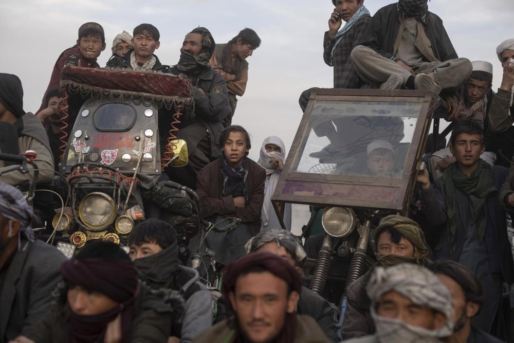 Đám đông cổ vũ cho những trận đấu ‘pahlawani’ tại công viên Chaman-e-Huzori ở thủ đô Kabul, Afghanistan. Ảnh: AP.