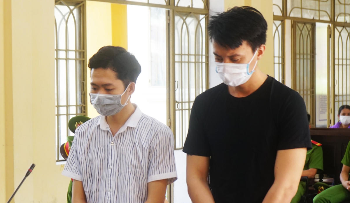 Hai bị cáo Quang và Thành tại tòa.