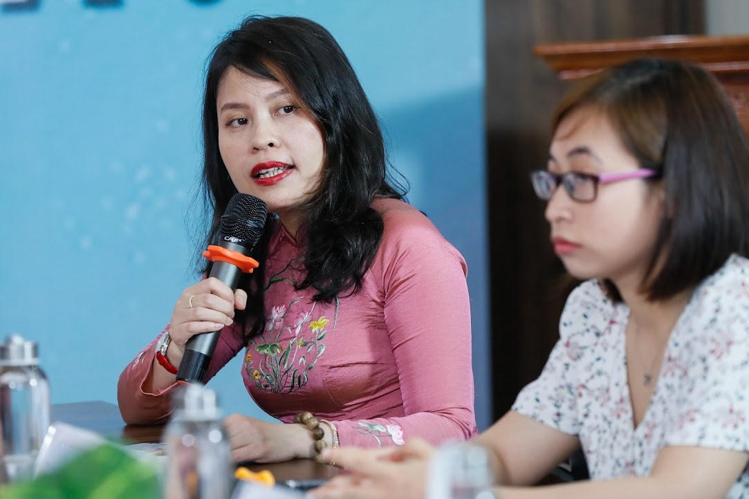 Dẫn chương trình buổi tọa đàm trực tuyến: Nhà báo Cẩm Thúy.