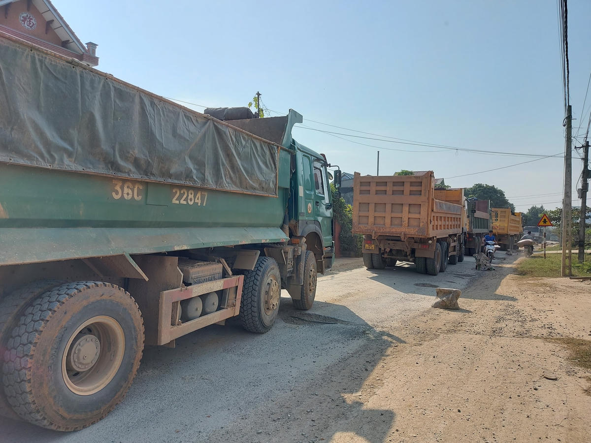 Xe hổ vồ lấy đất từ mỏ ở xã Hà Sơn rồi mang đi san lấp tại nhiều khu vực khác nhau.