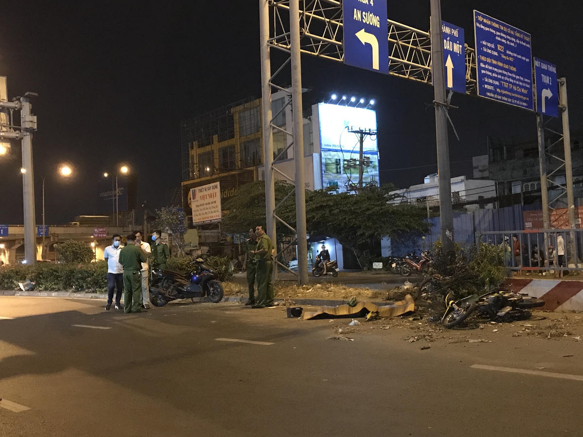 Công an khám nghiệm hiện trường - Ảnh: TL