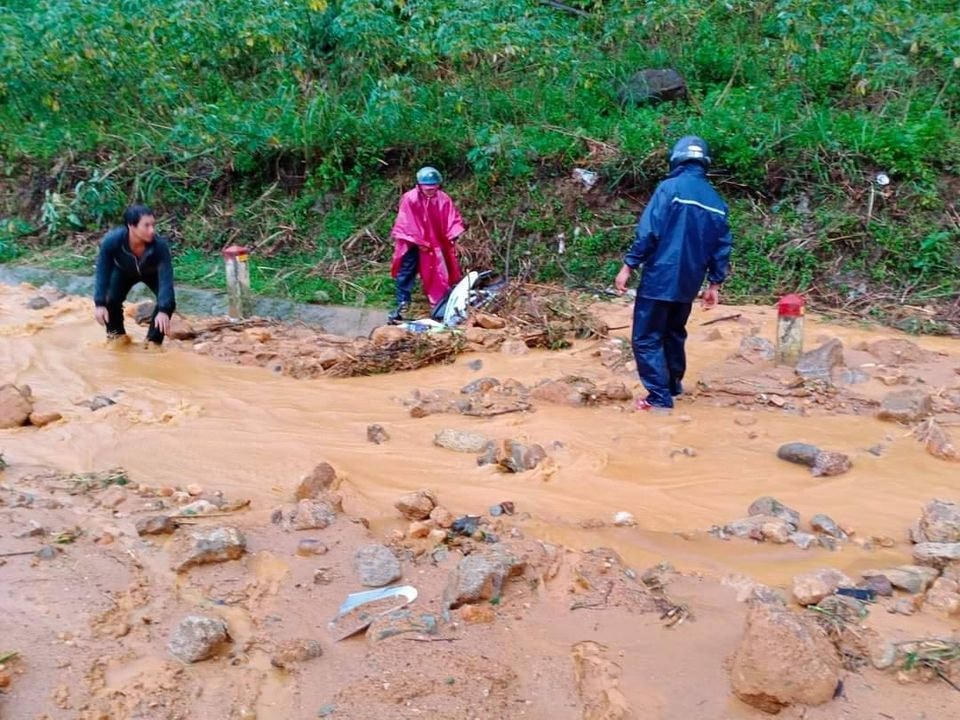Đất đá chôn vùi nhà cửa tài sản của người dân
