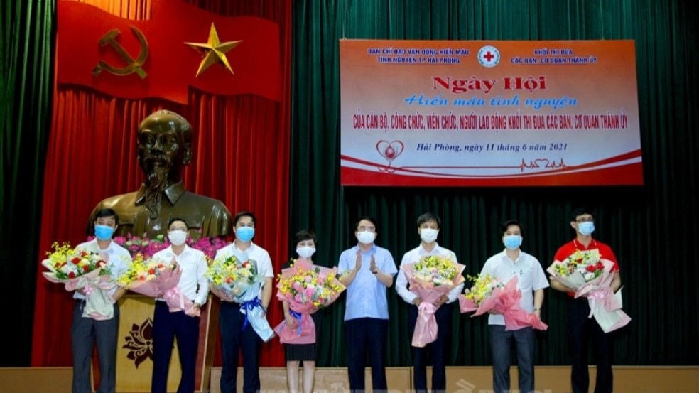 Phó Chủ tịch UBND TP Hải Phòng tặng hoa những tình nguyện viên hiến máu.