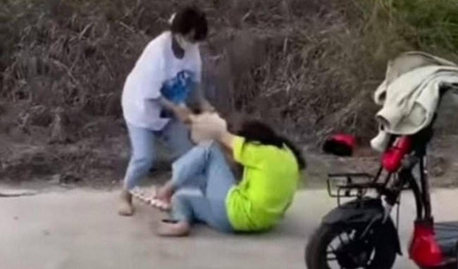 Nữ sinh bị nhóm bạn hành hung dã man do mâu thuẫn trên mạng xã hội. Ảnh cắt từ clip.