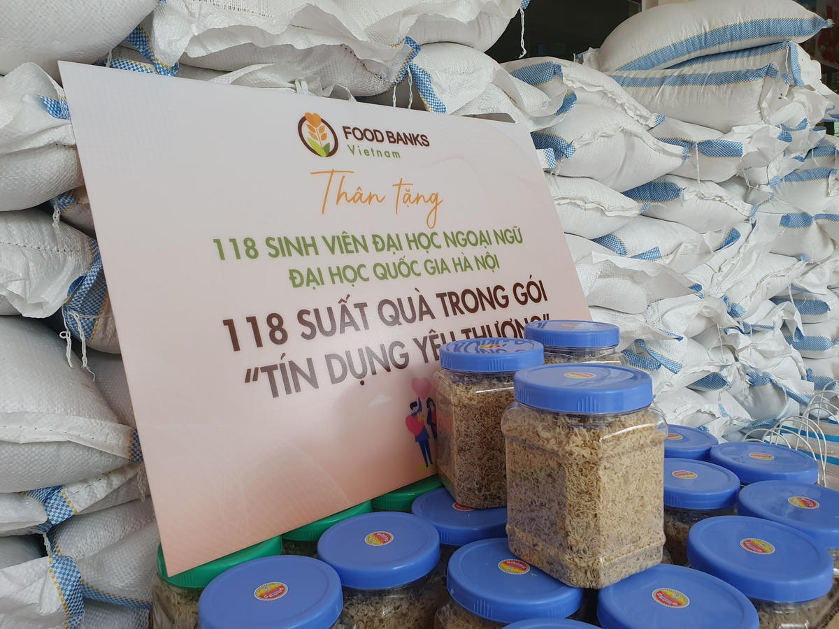 Theo đó, những suất quà được chuẩn bị bao gồm gạo, ruốc thịt, trứng, mì tôm... cùng những thực phẩm thiết yếu khác...