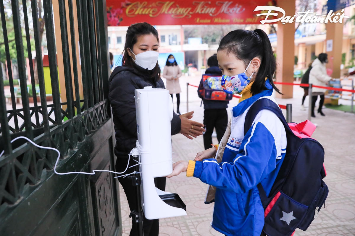 [ẢNH]Hà Nội: Học sinh lớp 1 lần đầu tiên được đến trường