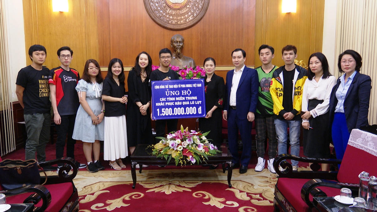 Phó Chủ tịch Trương Thị Ngọc Ánh tiếp nhận ủng hộ đồng bào miền Trung.  