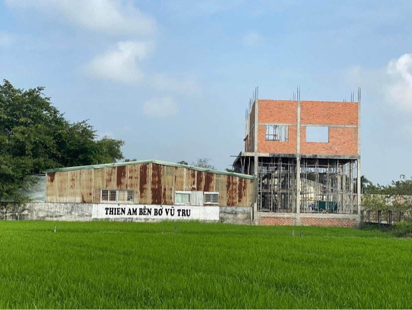 Căn "biệt thự" xây trái phép ở Tịnh thất Bồng Lai. Ảnh: Đoàn Xá.