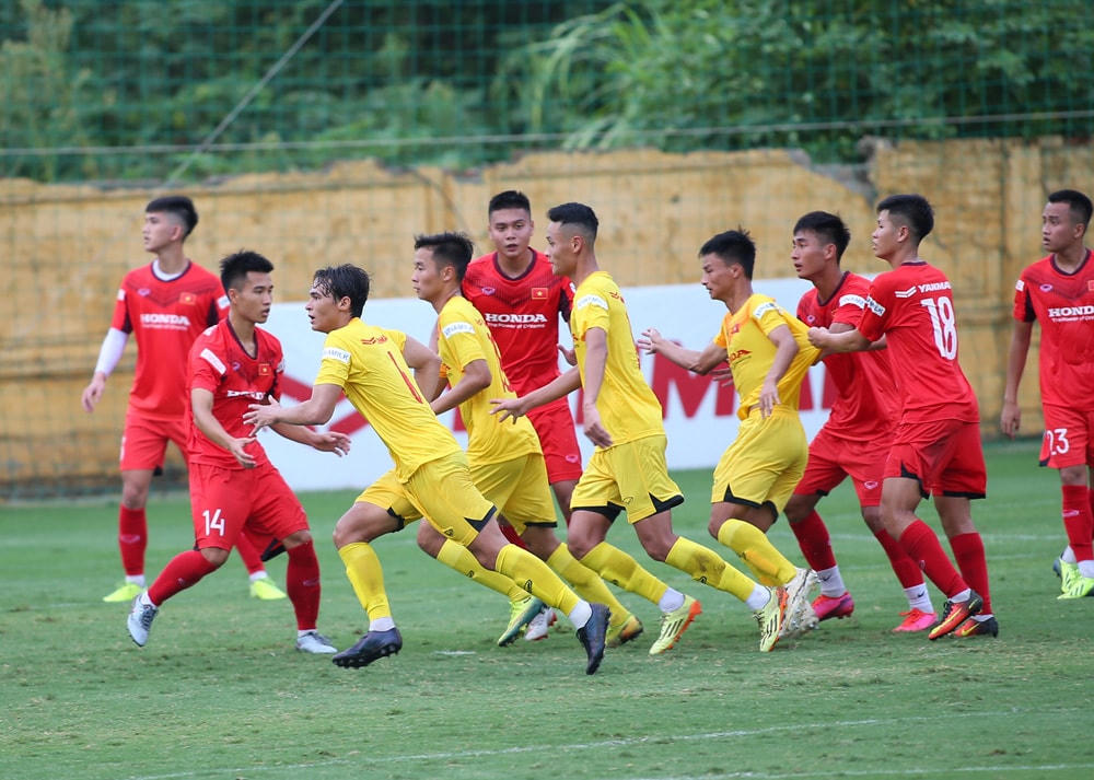 Dù là đấu tập nội bộ nhưng các cầu thủ thi đấu rất nhiệt và tập trung.