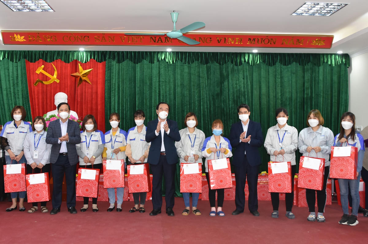 Phó Chủ tịch Ngô Sách Thực tặng quà cho các công nhân có hoàn cảnh khó khăn đang làm việc tại Khu công nghiệp Đình Trám.