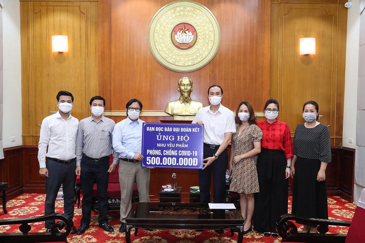 Phó Chủ tịch Phùng Khánh Tài tiếp nhận ủng hộ từ bạn đọc Báo Đại Đoàn Kết.