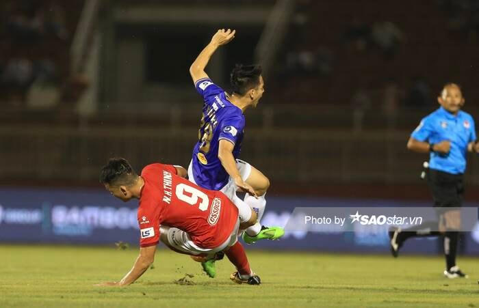 Đỗ Hùng Dũng bị gãy chân trong ngày Hà Nội FC hạ CLB TP HCM 3-0.