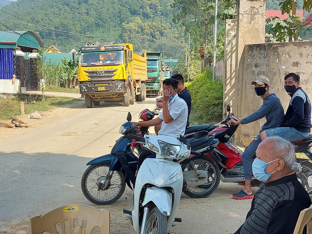 Hàng chục người dân xã Hà Đông đã kéo nhau ra đường rải đá, chặn xe quá tải chở đất.