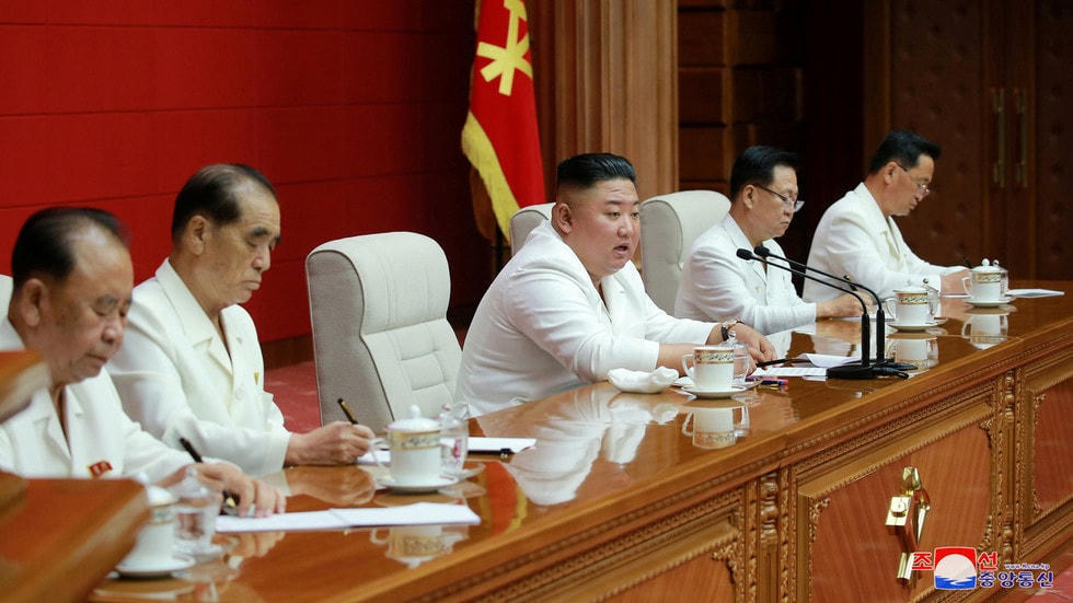 Ông Kim Jong-un phát biểu tại cuộc họp của Ủy ban Trung ương Đảng Lao động Triều Tiên. Ảnh: KCNA.