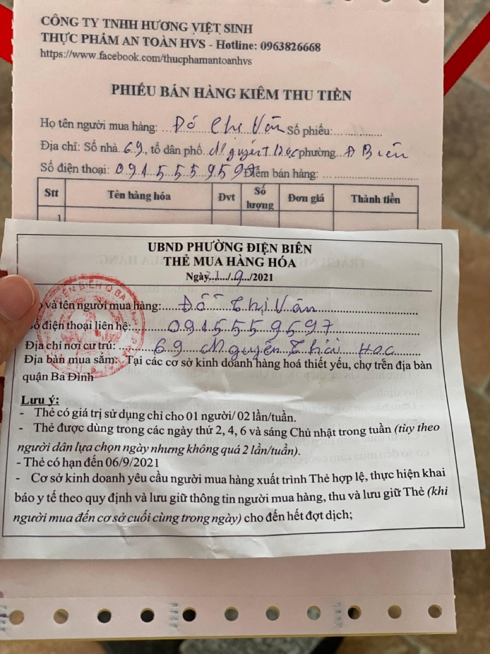 Mỗi người dân đến mua thực phẩm phải mang theo phiếu đi chợ.