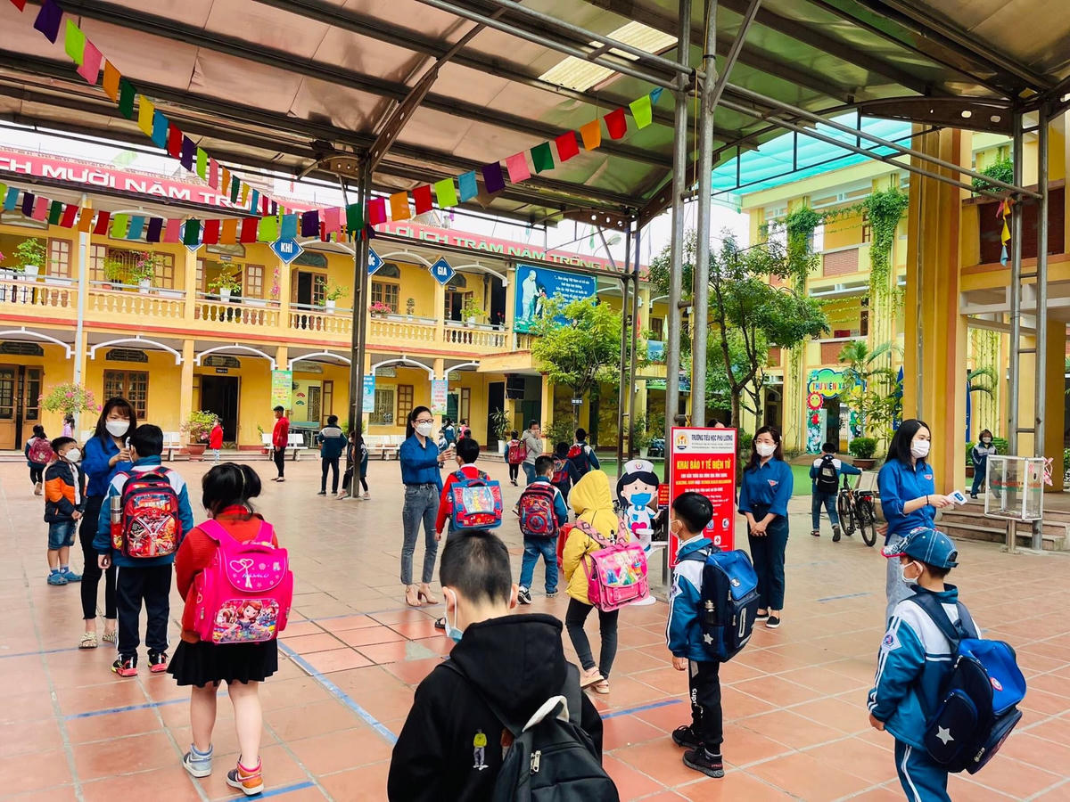 Công tác đón học sinh sau khi quay trở lại trường học.