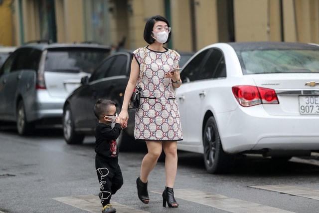 TP Hà Nội tiếp tục khuyến cáo người dân đeo khẩu trang nơi công cộng. (Ảnh: Dân trí)
