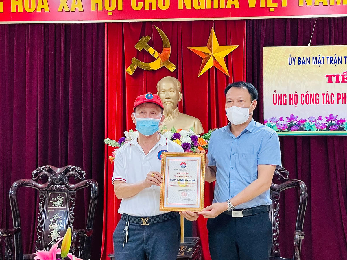 Đại diện MTTQ tỉnh Hà Tĩnh trao bảng ghi nhận tấm lòng của Công ty bất động sản Đại Phát.