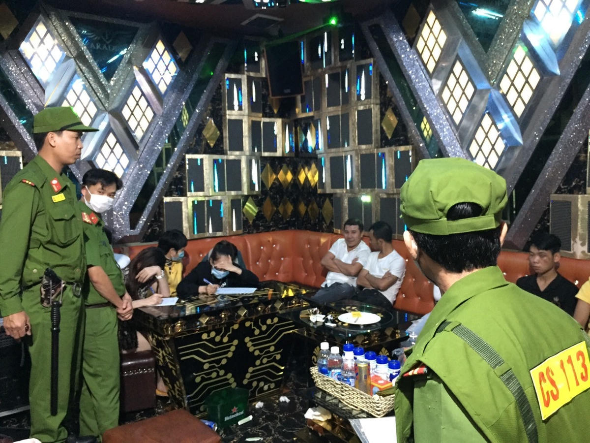Lực lượng Công an lập biên bản vụ việc ở quán karaoke Paradise.