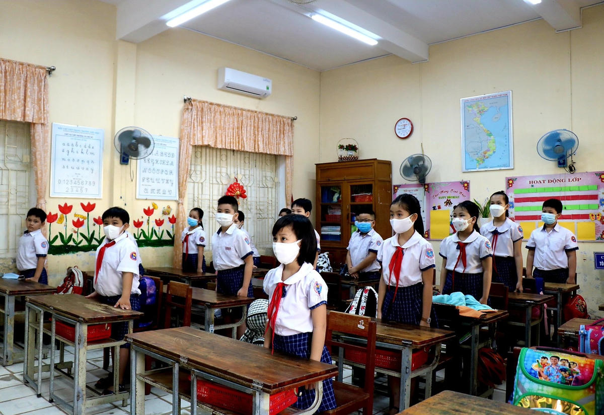 Ông Nguyễn Tân, Giám đốc Sở Giáo dục và Đào tạo Thừa Thiên-Huế cho biết, vùng nào không bị giãn cách không bị phong toả sẽ thực hiện học tập trung ở trường nhưng phải đảm bảo an toàn 100% về công tác phòng dịch. Còn các trường nằm trong vùng không an toàn thì vẫn phải học online.