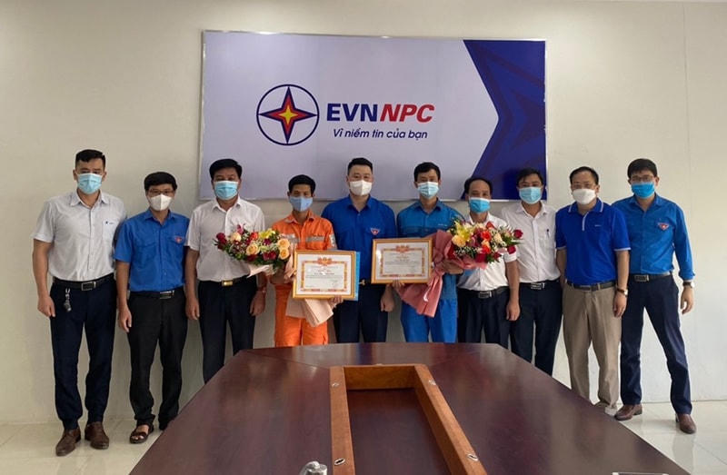 Đồng chí Hà Đức Minh - Ủy viên Ban Thường vụ Trung ương Đoàn, Tỉnh ủy viên, Bí thư Tỉnh đoàn Lào Cai (đứng giữa) khen tặng đoàn viên Nguyễn Trung Thành (mặc đồng phục ngành điện)