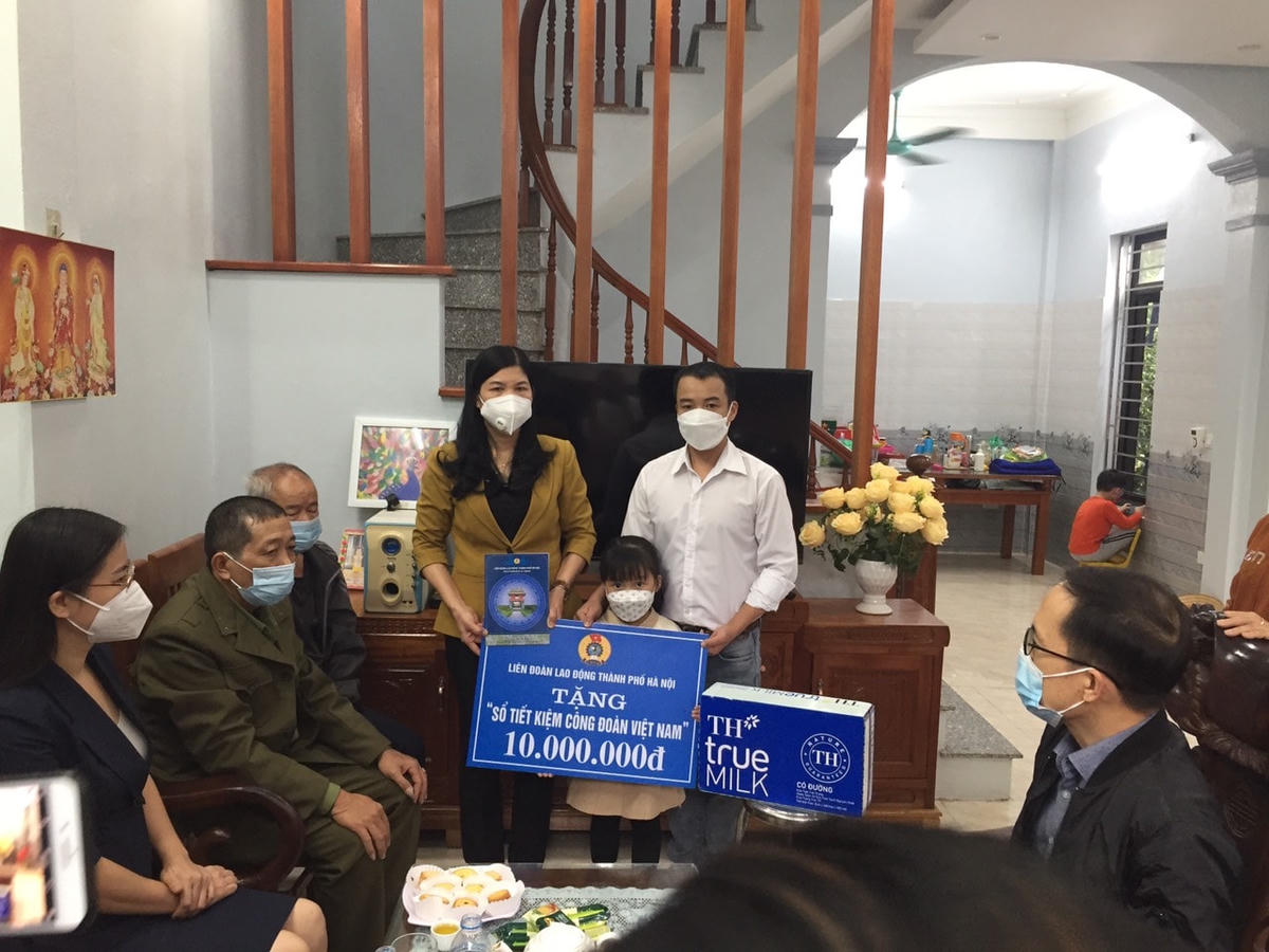 Liên đoàn lao động TP Hà Nội đến thăm hỏi, động viên gia đình.