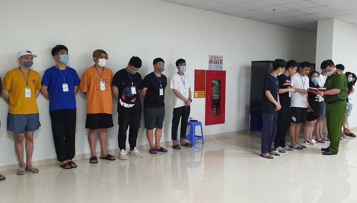Cảnh sát xác minh nhân thân nhóm người Trung Quốc nhập cảnh trái phép tại quận Nam Từ Liêm (Hà Nội). Nguồn: ANTĐ.