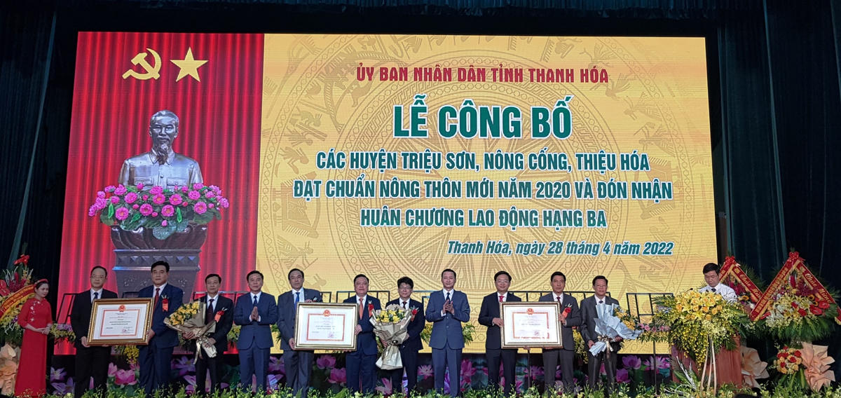Ông Đỗ Trọng Hưng, Bí thư Tỉnh ủy; Đỗ Minh Tuấn, Chủ tịch UBND tỉnh Thanh Hóa đã trao tặng bằng công nhận NTM cho 3 huyện Triệu Sơn, Nông Cống, Thiệu Hóa.