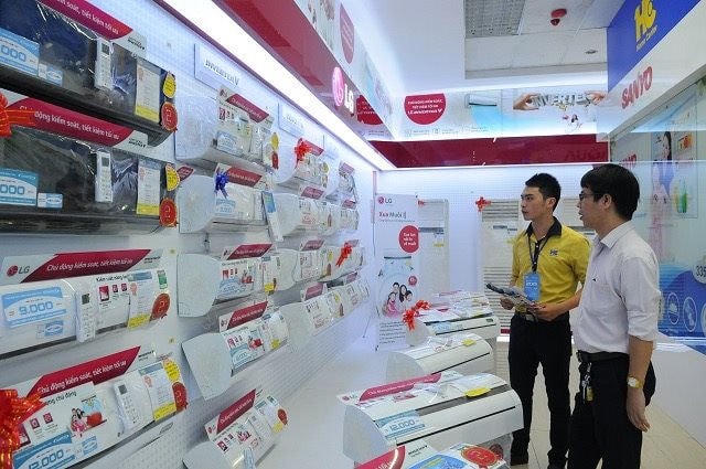 Người tiêu dùng lựa chọn mua các thiết bị làm mát tại siêu thị điện máy.  