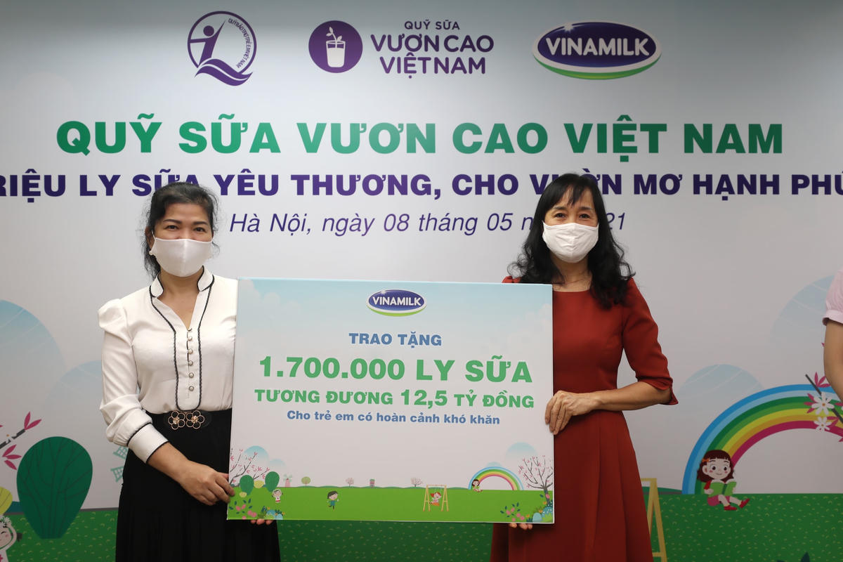 Hình 4: Trong năm 2020 và 2021, Vinamilk đã trao tặng tổng cộng 3,4 triệu ly sữa,tương đương 25 tỷ đồng thông qua Quỹ sữa Vươn cao Việt Nam