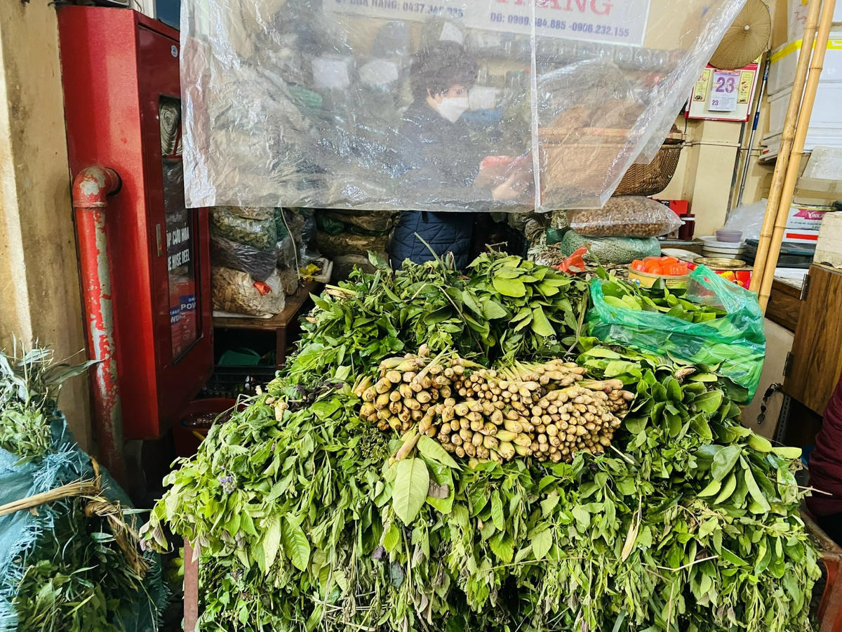 Dân tình đua nhau 'xông họng trị Covid-19', giá gừng, sả, chanh tăng cao