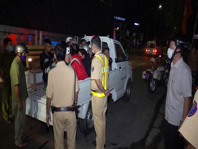 Lực lượng công an An Giang kịp thời ngăn chặn các thanh, thiếu tổ chức đua xe trái phép.