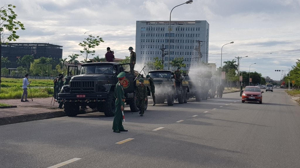 Lực lượng hóa học của Quân khu IV tiến hành phun hóa chất khử khuẩn tại các điểm phong tỏa ở Hà Tĩnh.