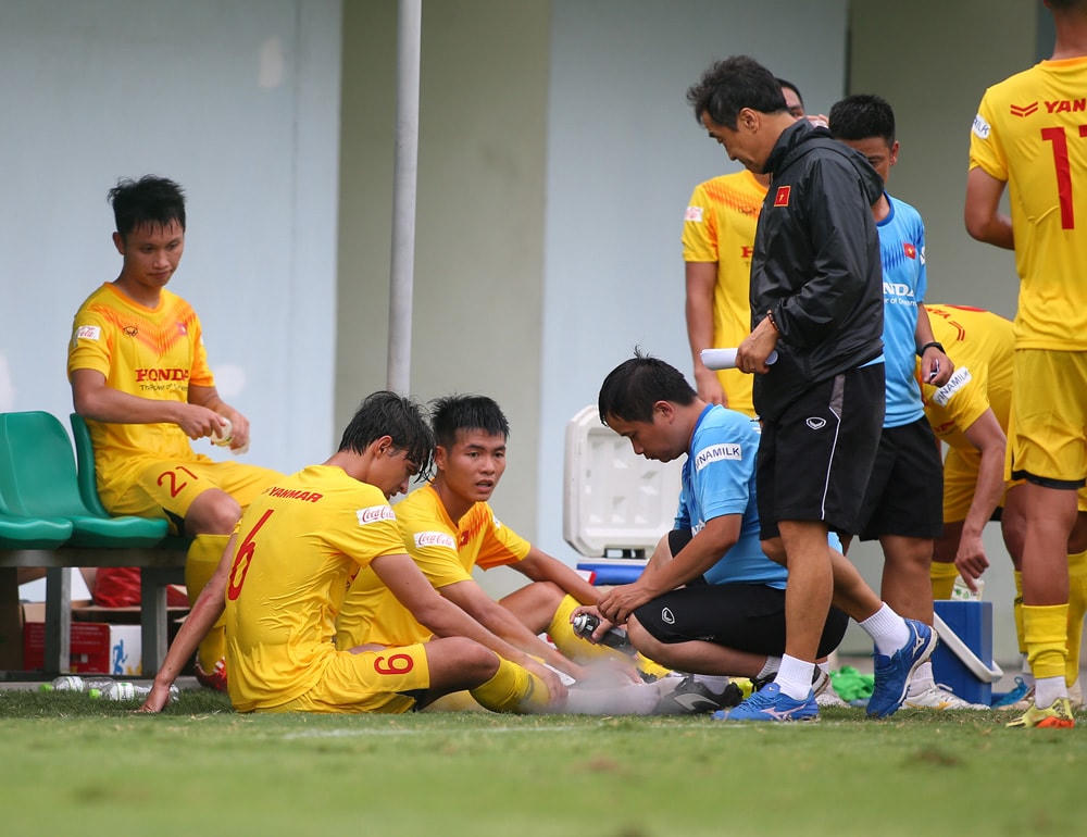Các bác sĩ của đội luôn theo sát và chăm sóc các cầu thủ.