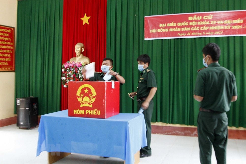 Cử tri thực hiện quyền bầu cử trên cụm đảo Hòn Khoai, Cà Mau. (Ảnh: Kim Há/TTXVN).
