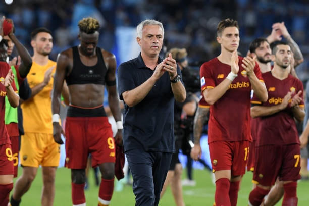 HLV Mourinho đánh dấu cột mốc 200 trận ở đấu trường châu Âu bằng chiến thắng đậm.
