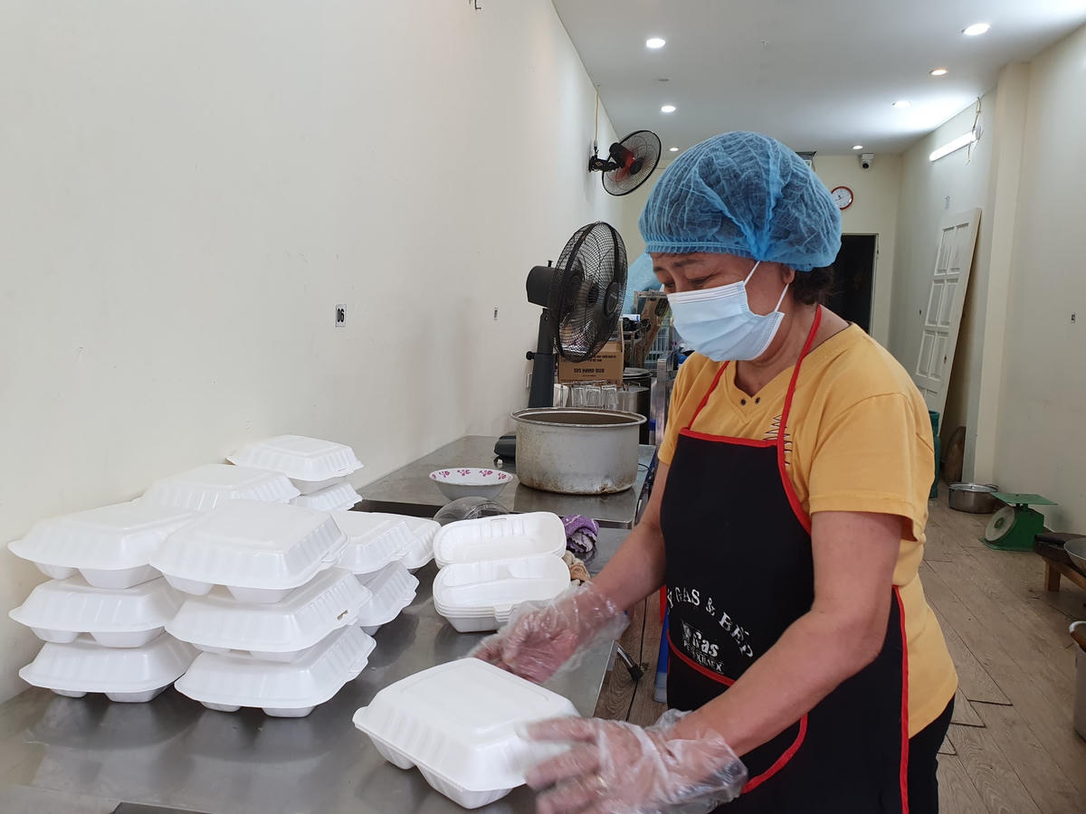 Từ khi Hà Nội bắt đầu thực hiện giãn cách, ông Tuân đã tập hợp những người bạn thân từ hồi còn học phổ thông lại, lên ý tưởng về một dự án suất cơm 0 đồng dành cho những hoàn cảnh khó khăn mùa dịch, không ngờ đã nhận được sự ủng hộ nhiệt tình từ mọi người. Bà Hoàng Phương Thúy, một trong những thành viên của dự án cho biết, từ lúc bắt tay vào thực hiện công việc này đến giờ đều cảm thấy rất vui và phấn khởi vì đã chung tay giúp đỡ được nhiều người...