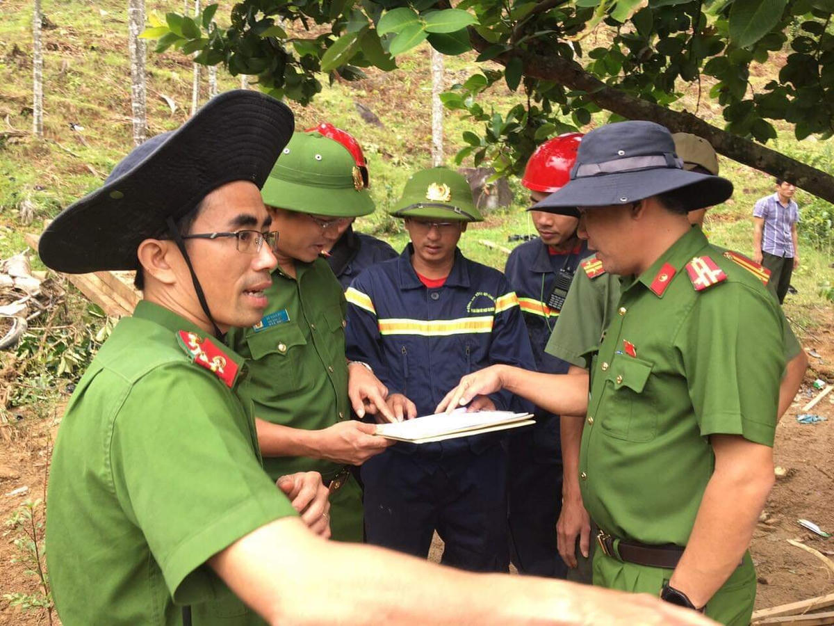 Lực lượng Công an nhanh chóng có mặt tại hiện trường, tổ chức công tác cứu hộ.