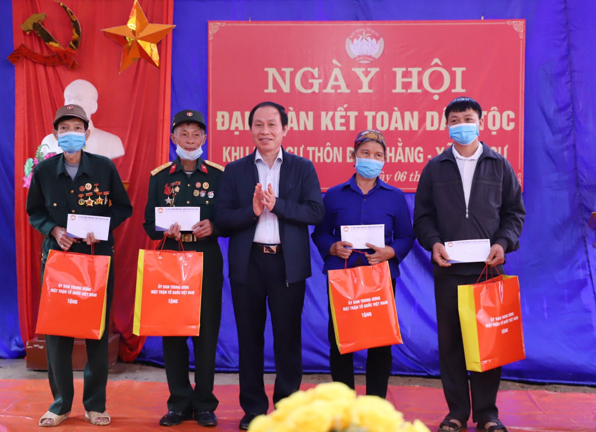 Phó Chủ tịch - Tổng Thư ký UBTƯ MTTQ Việt Nam Lê Tiến Châu trao quà cho các hộ gia đình chính sách trong Ngày hội Đại đoàn kết tại Khu dân cư thôn Bản Chằng, xã Yên Cư, huyện Chợ Mới, tỉnh Bắc Kạn, ngày 6/11/2021.