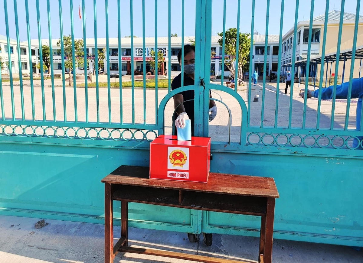 Cử tri trong khu cách ly bỏ phiếu.