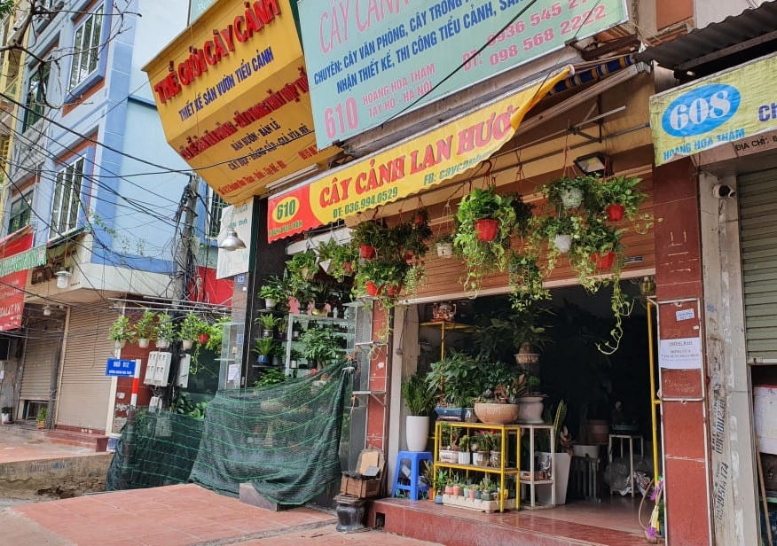 [ẢNH] Hà Nội: Hàng quán vẫn mở cửa lưng chừng bất chấp lệnh cấm